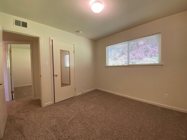 Building Photo - Great 3 bedroom 1 bathroom Duplex in Sacra...