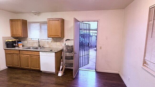 Building Photo - 2080 D St