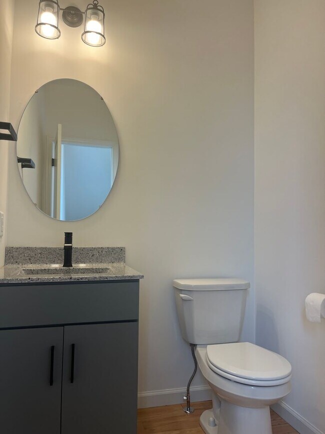 Building Photo - Stunning 3 Bedroom 2.5 Bathroom