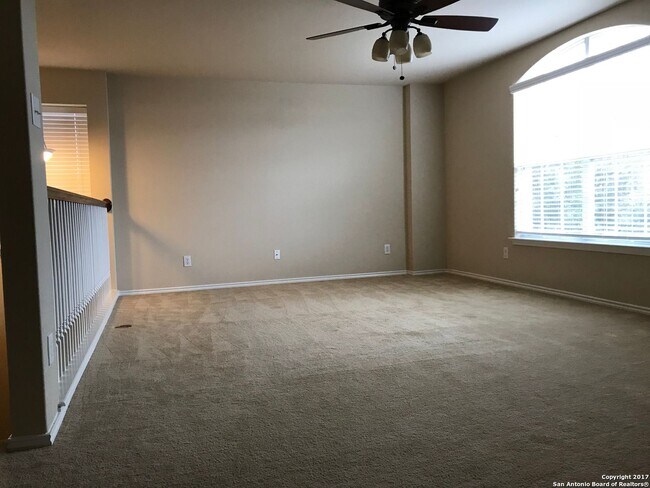 Building Photo - Large 4 bedroom / 2.5 bathroom home in Alamo Ranch