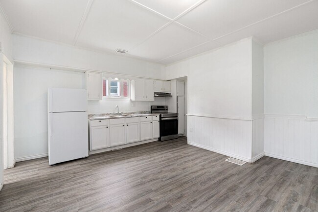 Building Photo - Unbeatable 4 Bedroom home in Greensburg available July 1!