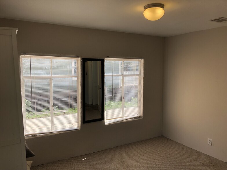 Building Photo - 1206 W 51st St