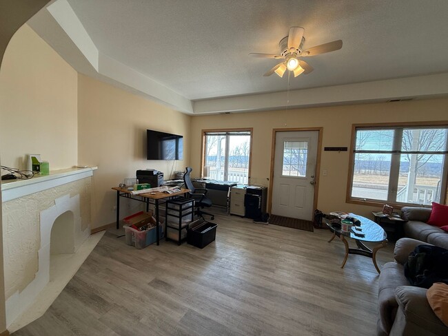 Building Photo - 2 bed 2 bath Triplex unit located by the M...