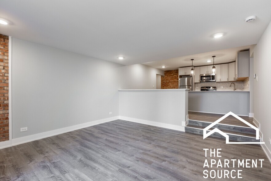 Building Photo - 1214 N La Salle Dr