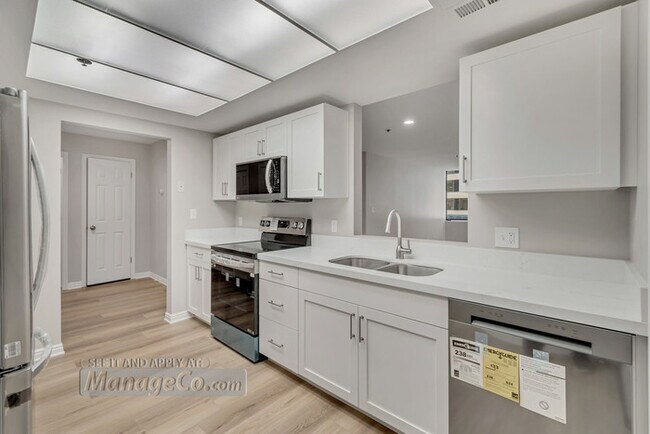Building Photo - Chic 1BR/1.5BA Condo w/ Unbeatable Downtow...