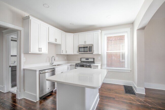 Building Photo - Charming Renovation in the HEART of DOGTOWN!