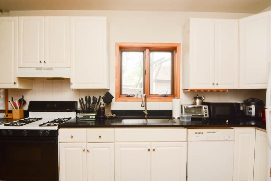 Building Photo - 1351 N Wolcott Ave