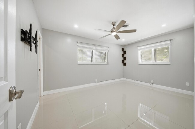 Building Photo - 5031 NE 23rd Terrace