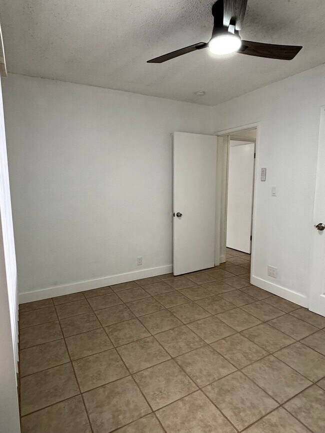 Building Photo - Charming 2 Bedroom Long Beach Apartment - Close to PCH!