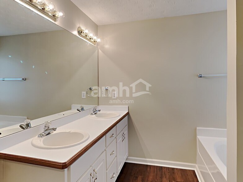 Building Photo - 682 Simon Park Cir