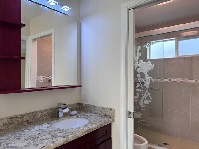 Building Photo - Renovated with split AC in Kaimuki