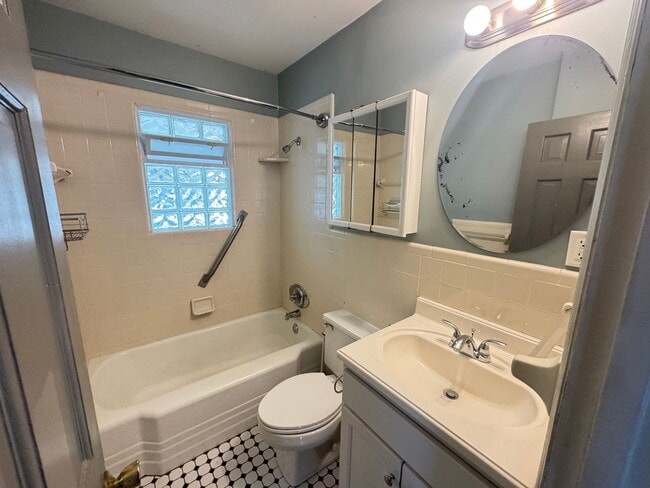 Building Photo - 3 bedroom home in SE Grand Rapids!