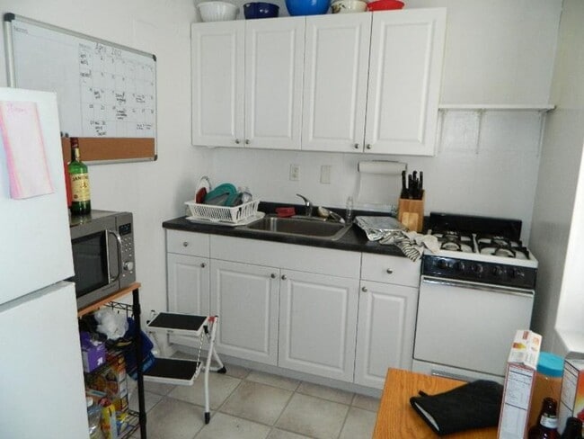 Building Photo - Apartment with a porch?