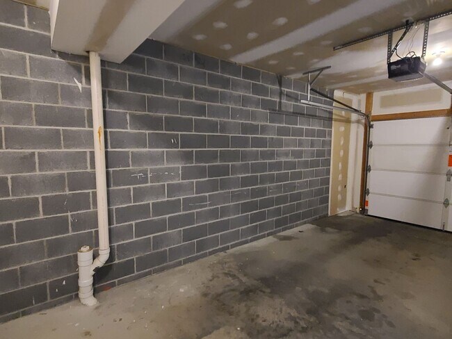 Building Photo - 3 bedroom,  2 1/2 bath town home in Waynesboro PA END UNIT