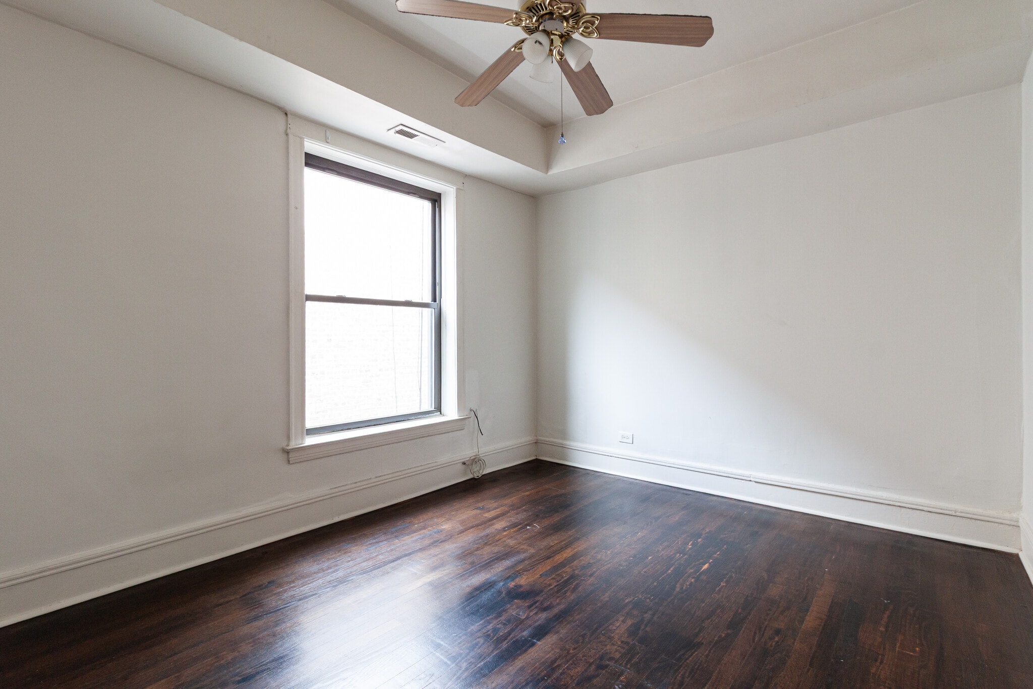 Building Photo - 910 W Belle Plaine Ave