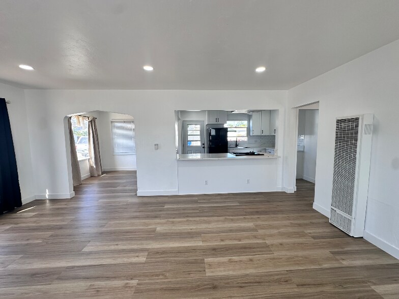 Building Photo - 422 E Grand Ave