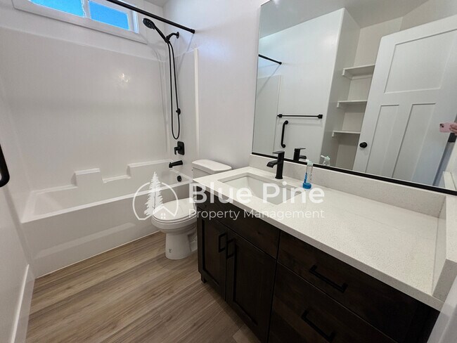 Building Photo - 4403 E Hatch Holw Ln