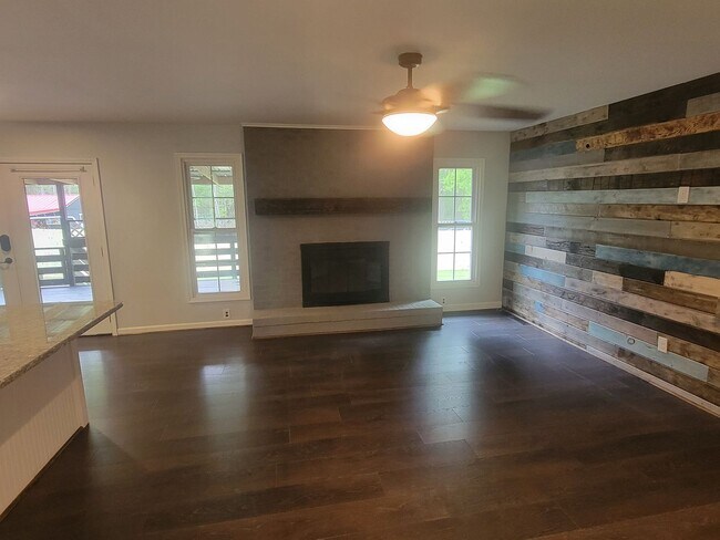 Building Photo - 3 Bedroom 2 Bathroom Home