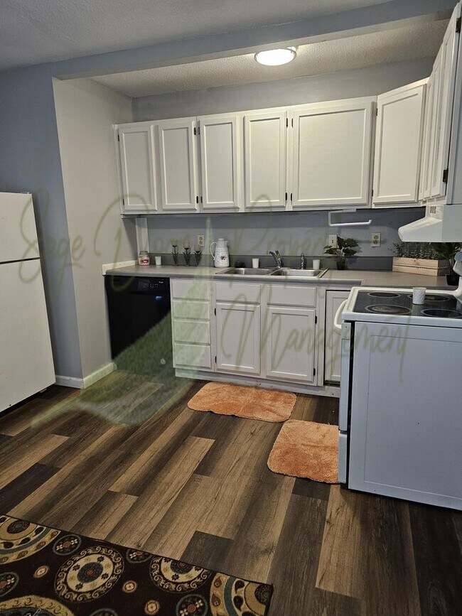 Building Photo - 119 NE State Hwy E