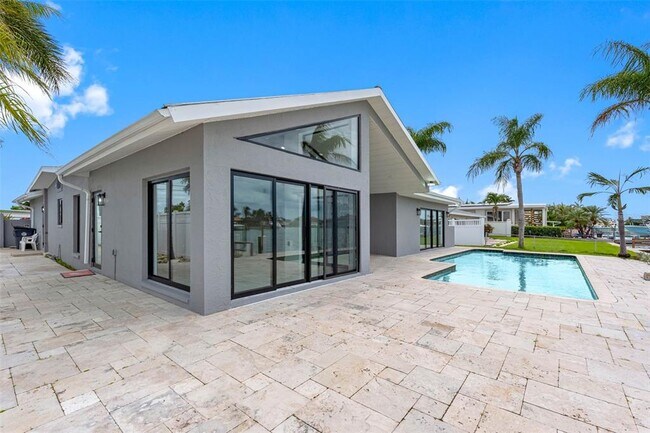 Building Photo - 520 115th Ave