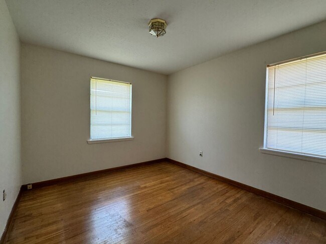 Building Photo - 4512 NW Cheyenne Ave