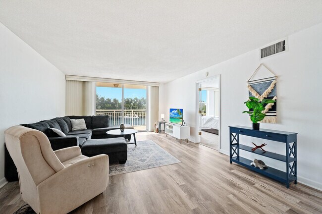 Building Photo - 1050 Hillsboro Mile