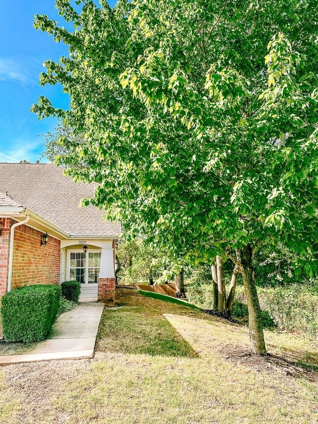 Primary Photo - ** Move-in Special** Beautiful Townhome in...