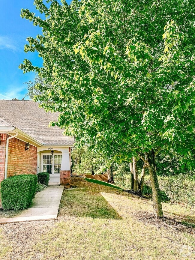 Building Photo - ** Move-in Special** Beautiful Townhome in...