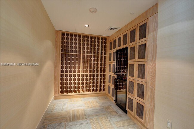 Building Photo - 950 Brickell Bay Dr
