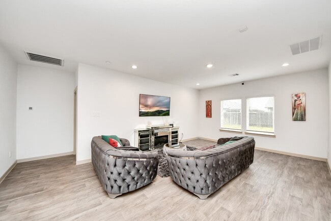 Building Photo - 311 John House Ln