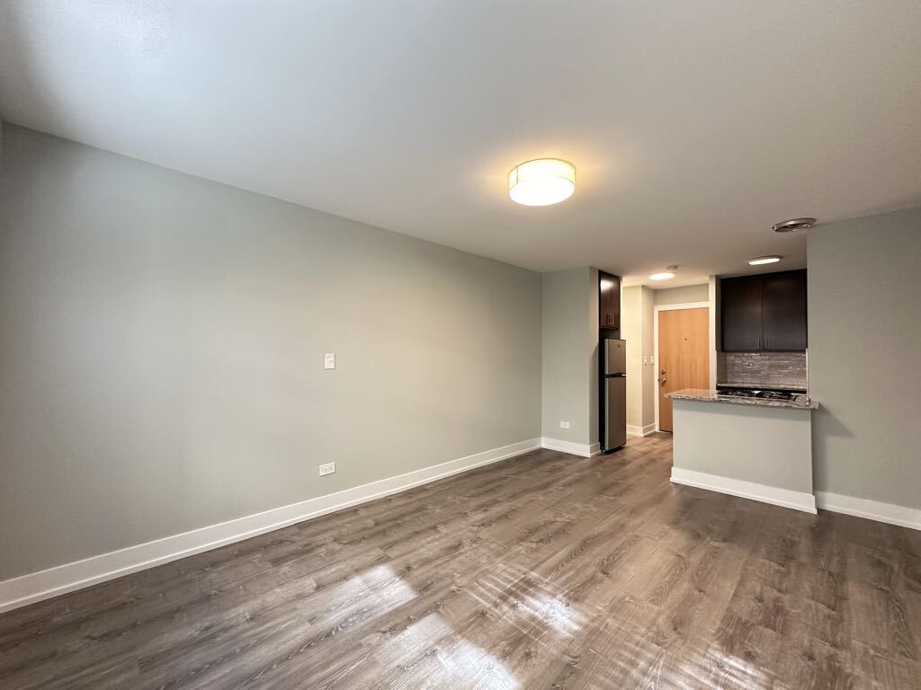 Building Photo - 448 W Barry Ave