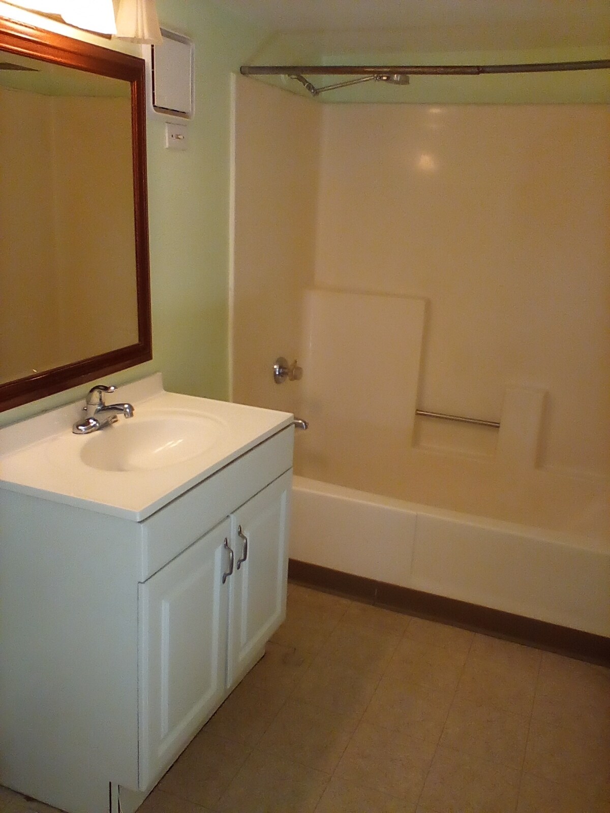 Bathroom. Tub/Shower. - 6200 St Albans St