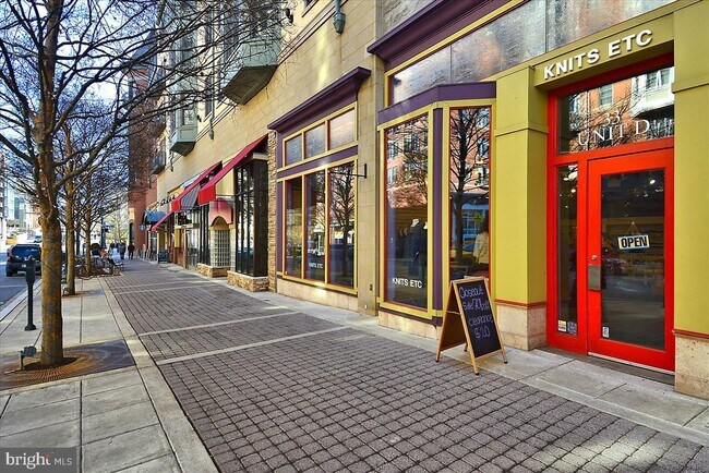 Building Photo - 4 Monroe St