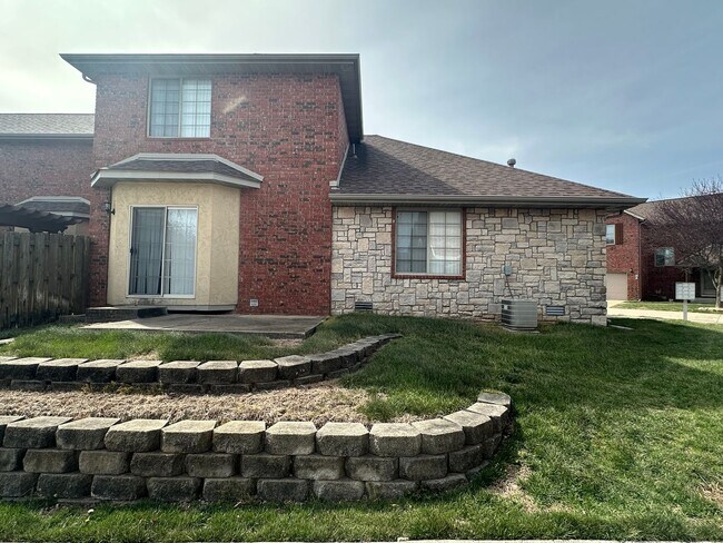 Building Photo - 3 bed 2.5 bath in Chesterfield Village in Springfield