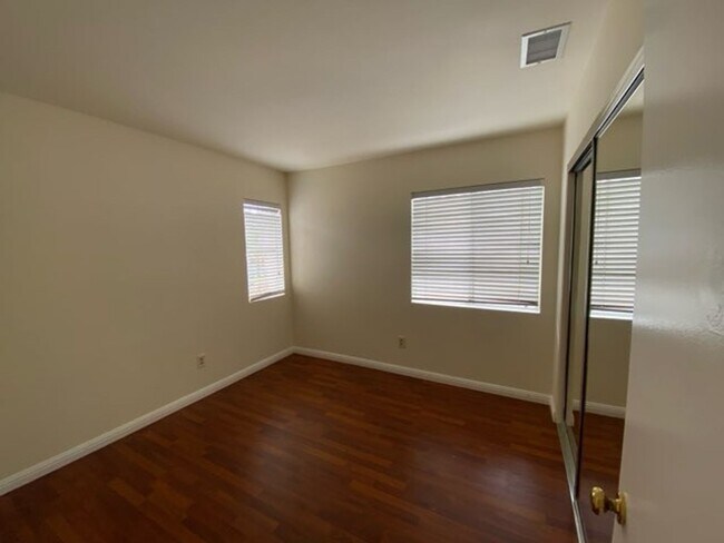 Building Photo - Spacious 4 bed/3 Bath in Oceanside!