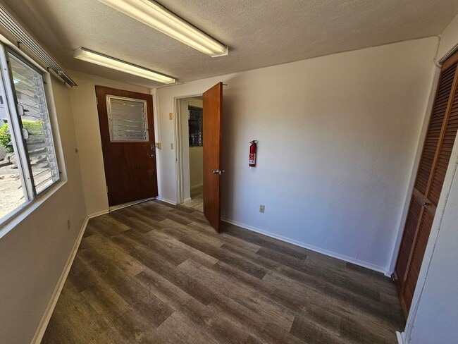 Building Photo - Private One Bedroom. Downstairs unit.