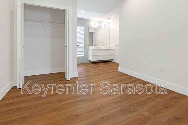 Building Photo - 2066 Roselawn St