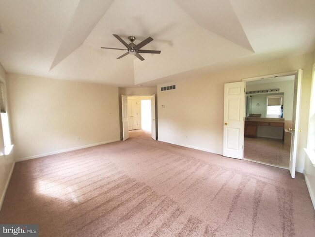Building Photo - 5 Bandcroft Dr