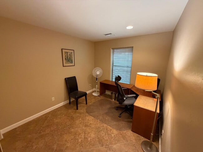 Building Photo - 4132 E Grandview Cir