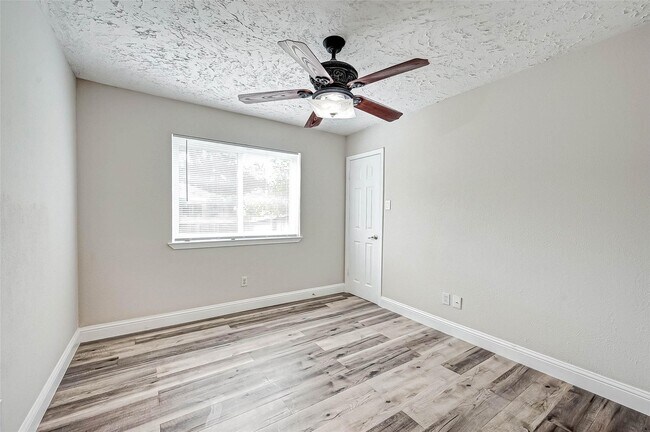 Building Photo - 6802 Glenray Dr