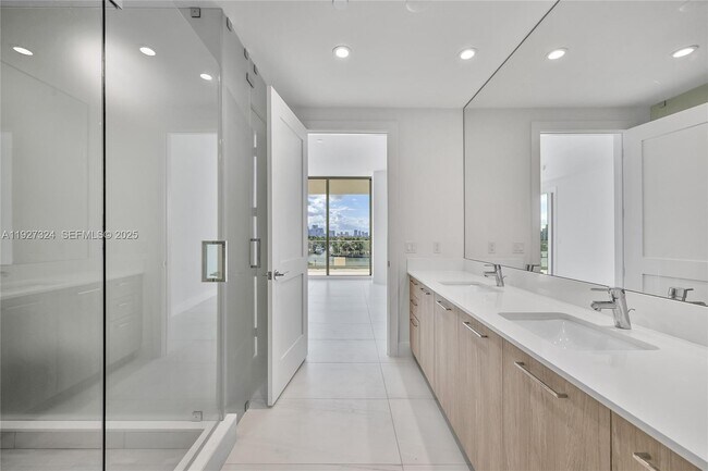 Building Photo - 153 N Seabreeze Blvd