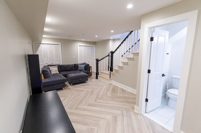 Building Photo - Beautifully Updated 4 Bed/3.5 Bath Row-Hom...