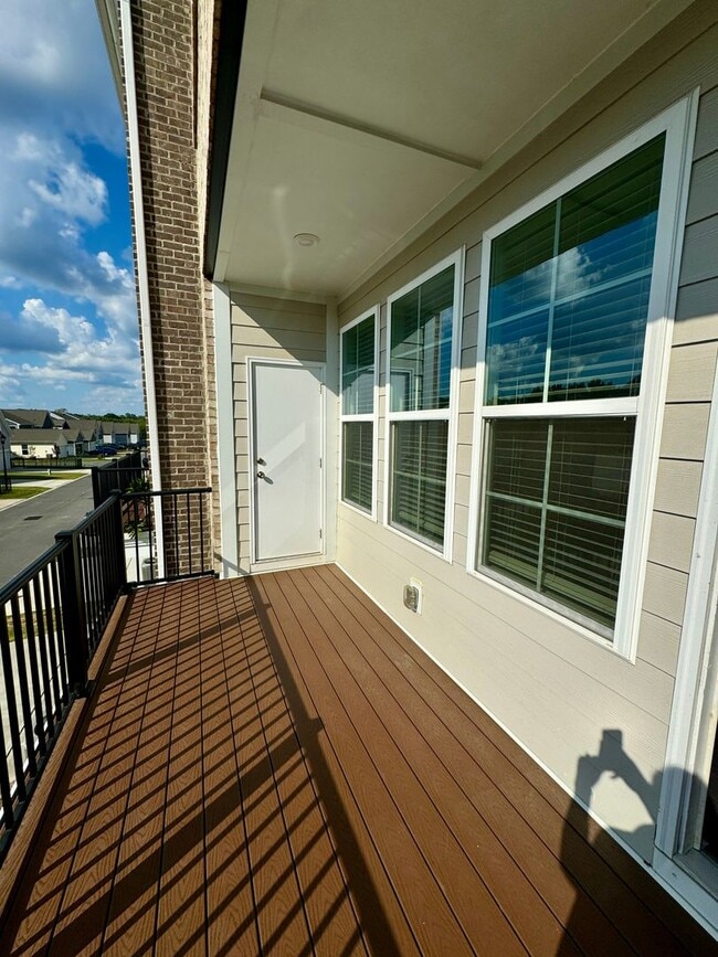 Building Photo - Beautiful 3BR/3.5BA Townhome in Rea Farms