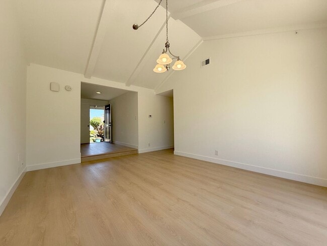 Building Photo - Costal Living - Pride of Ownership Neighbo...