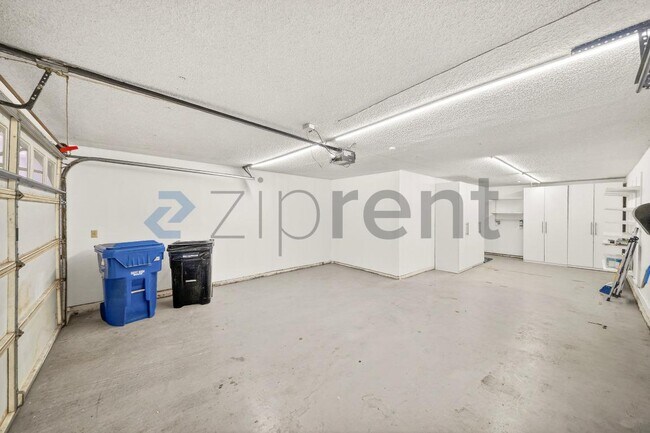 Building Photo - 10215 Variel Ave