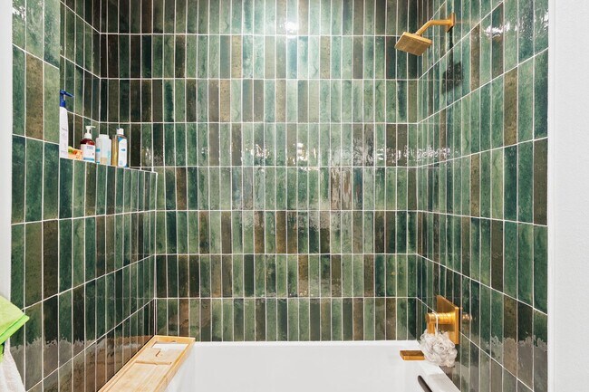 Building Photo - Stunning Fully Furnished Rental in Golden,...