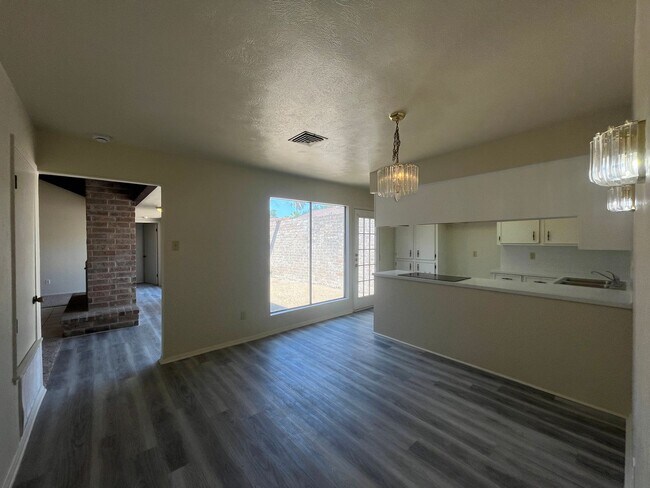 Building Photo - SPACIOUS SOUTHSIDE DUPLEX!