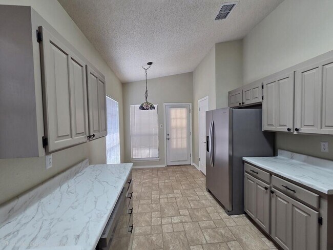 Building Photo - 445 Florian Dr