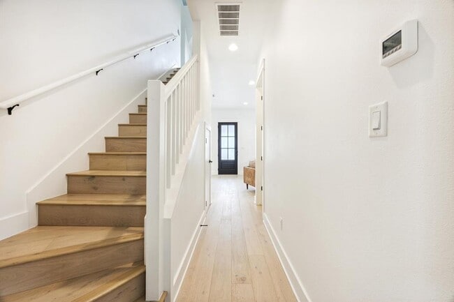 Building Photo - 1034 Grant Wood Ave