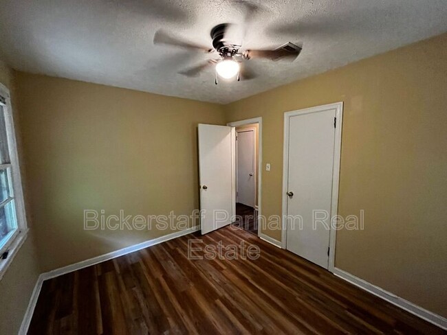 Building Photo - 4445 Sims St